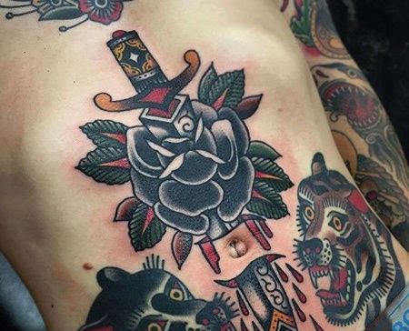 Old School腹部玫瑰匕首纹身图案