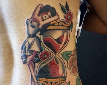 Old School侧腰沙漏女人纹身图案