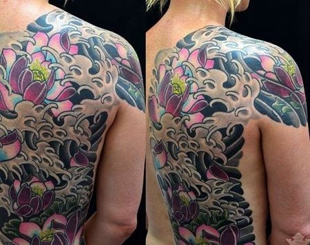 新传统后背荷花海浪纹身图案