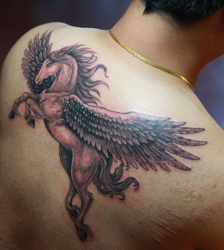 肩部天马纹身图案