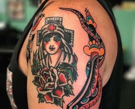 Old School大臂蛇弯刀纹身图案