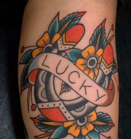 Old School大腿马蹄铁纹身图案