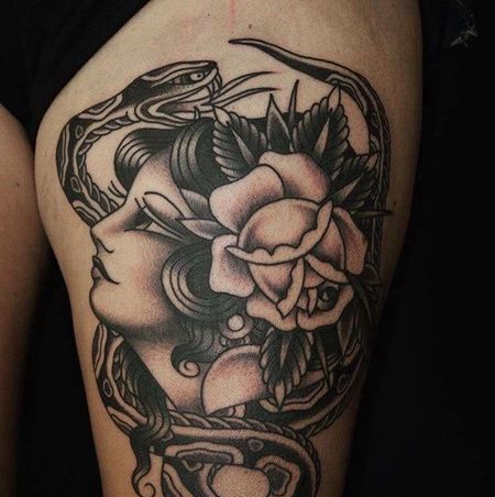 Old School大腿蛇女人纹身图案