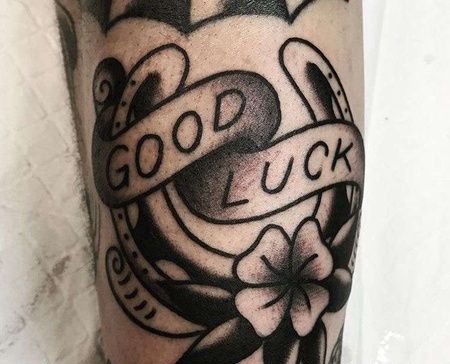 Old School小腿马蹄铁纹身图案