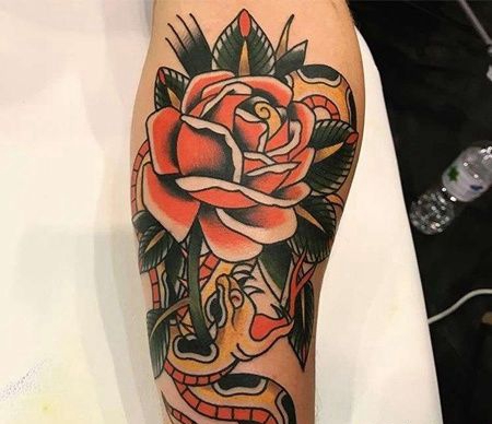 Old School小腿玫瑰蛇纹身图案