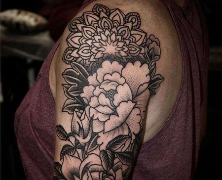新传统大臂牡丹纹身图案