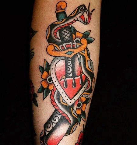 Old School小腿匕首蛇心纹身图案