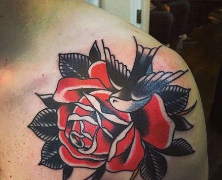 Old School锁骨玫瑰燕子纹身图案