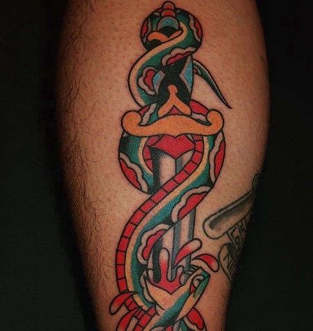 Old School小腿匕首蛇纹身图案