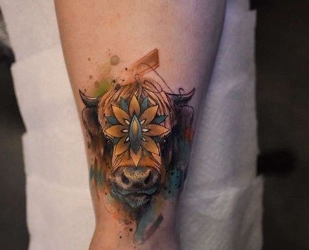 水彩小腿牛纹身图案