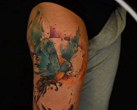 水彩大腿鸟纹身图案