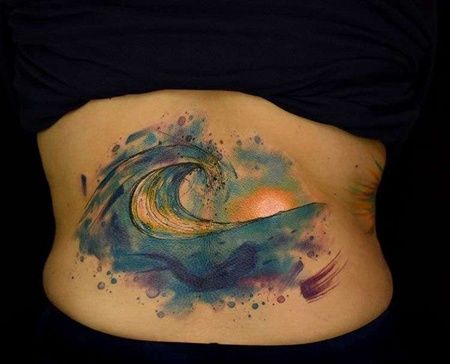 水彩后腰海浪纹身图案