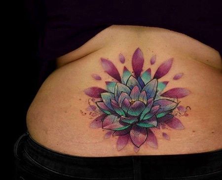 水彩后腰荷花纹身图案