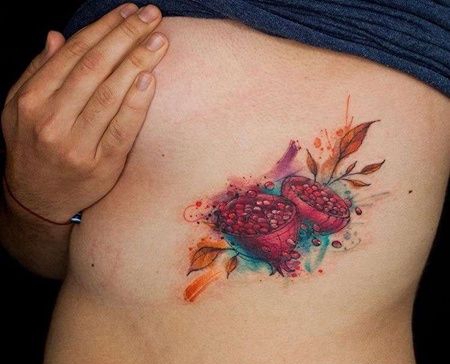 水彩侧腰石榴纹身图案