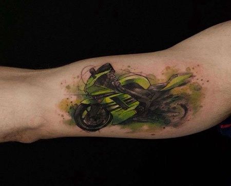 水彩大臂摩托车纹身图案