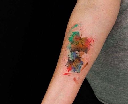 水彩小臂枫叶纹身图案