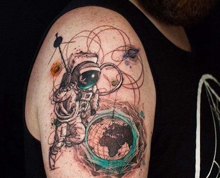 水彩大臂宇航员纹身图案