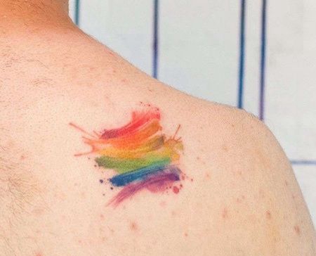 水彩后背彩虹纹身图案