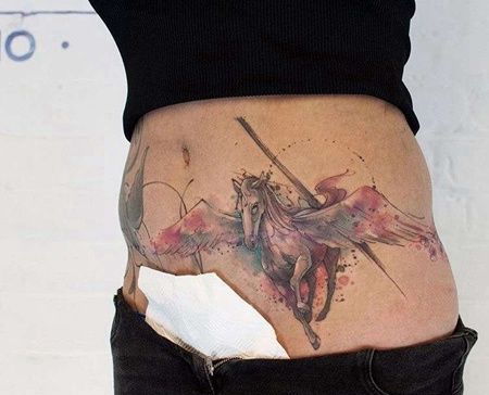 水彩腹部独角兽纹身图案