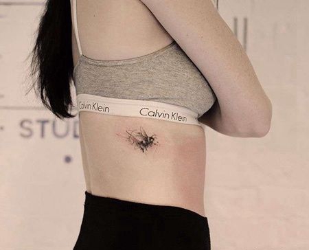 小清新侧腰蜜蜂纹身图案