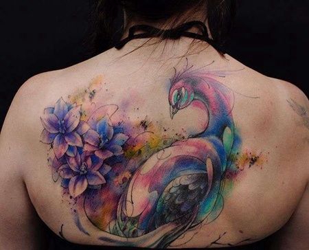 水彩后背孔雀花卉纹身图案