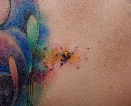 水彩蜜蜂纹身图案