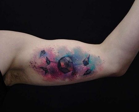 水彩大臂飞碟纹身图案