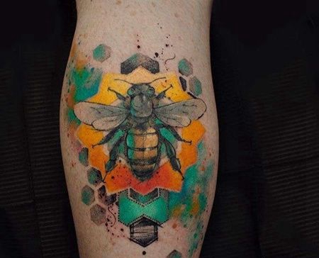 水彩小腿蜜蜂纹身图案