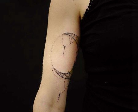 几何大臂月亮纹身图案