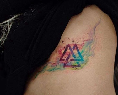 水彩侧腰纹身图案