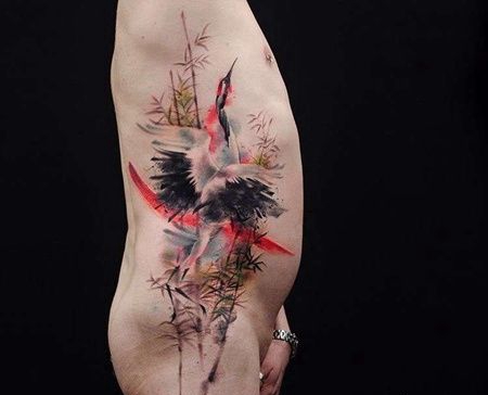 水彩侧腰鹤纹身图案