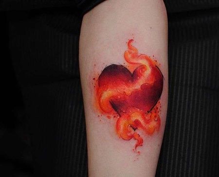 水彩小腿心纹身图案