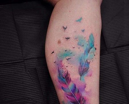 水彩小腿羽毛纹身图案