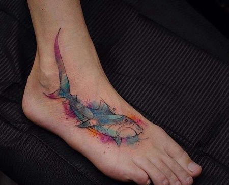 水彩脚背鲨鱼纹身图案
