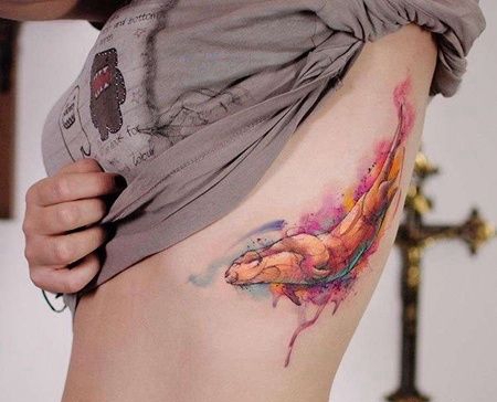 水彩侧腰水獭纹身图案