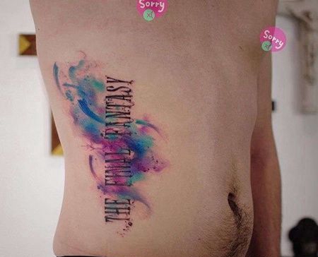 水彩侧腰字母纹身图案