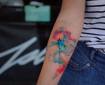 水彩小臂蜻蜓纹身图案