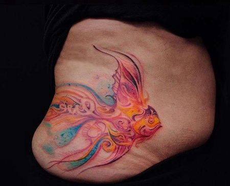 水彩侧腰金鱼纹身图案