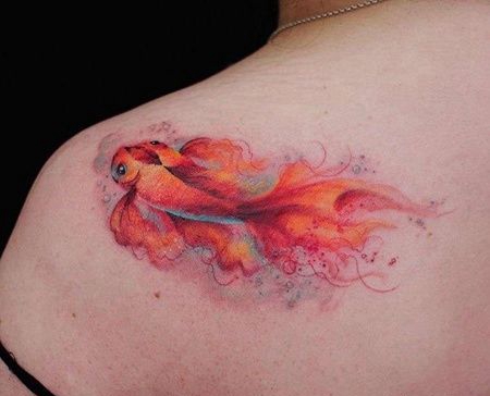 水彩后背金鱼纹身图案