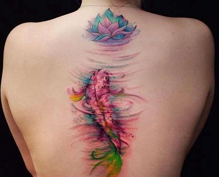 水彩后背鱼荷花纹身图案