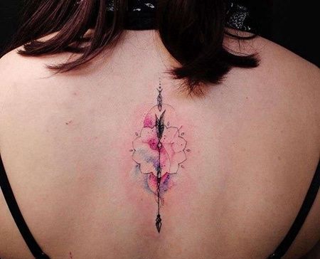 水彩后背箭纹身图案