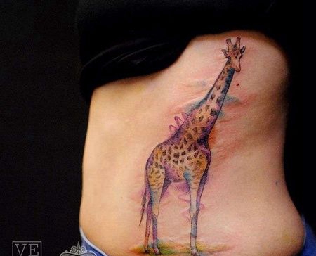 水彩侧腰长颈鹿纹身图案