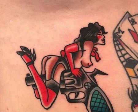 Old School前胸手枪女人纹身图案