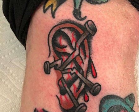 Old School大腿耳朵钉子纹身图案