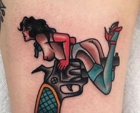Old School大腿女人手枪纹身图案