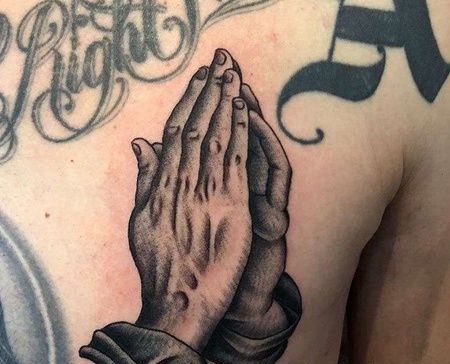 前胸祈祷之手纹身图案