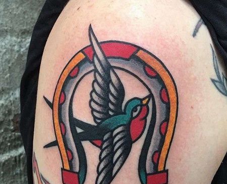 Old School大臂马蹄铁燕子纹身图案