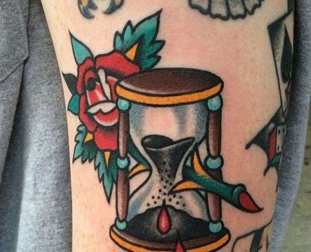 Old School大臂沙漏玫瑰纹身图案