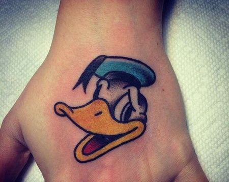 Old School手背唐老鸭纹身图案