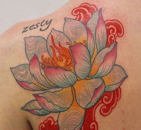 新传统后肩荷花纹身图案